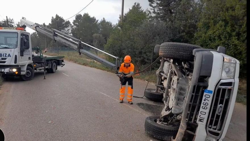 Un herido leve al volcar un coche en un accidente de tráfico en Ibiza