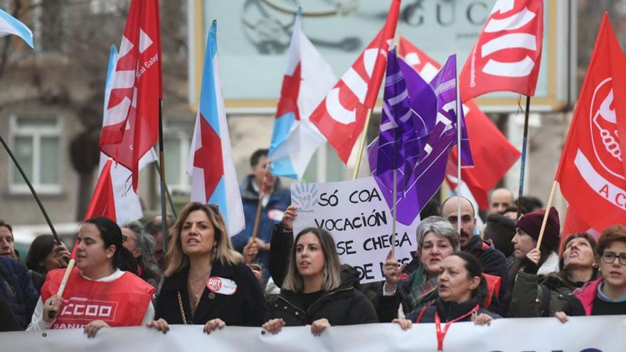 Cabecera de la manifestación de trabajadores de la sanidad privada coruñesa que recorrió ayer el centro de A Coruña.  | // C. PARDELLAS