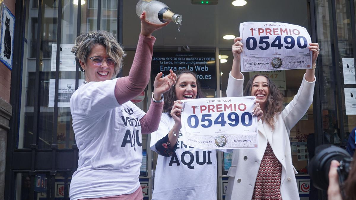 Empleadas de la administración El Gato Negro de Sevilla celebran que han vendido el número 05490 correspondiente al 'Gordo' del Sorteo Extraordinario de la Lotería de Navidad en 2022