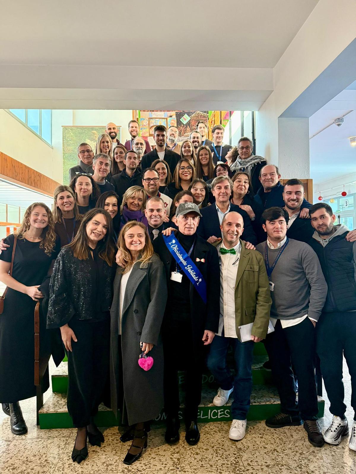 Manolo Losada posa junto al resto de profesores y personal no docente del colegio Calasanz de A Coruña durante el homenaje por su jubilación.