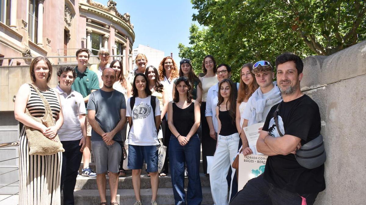 Grup d'alumnes, docents i representants de les institucions, a l'exterior de la Biblioteca del Casino