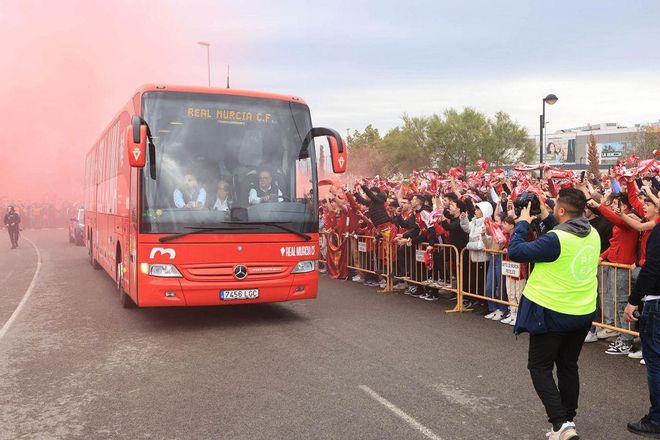 Recibimiento de la afición al Real Murcia frente al Ceuta en Nueva Condomina