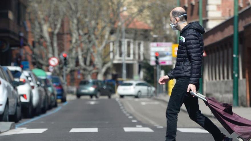 Un hombre con mascarilla en Valladolid.