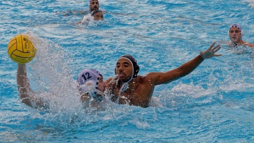 Nacho Gutiérrez defiende a un jugador del Sabadell. | LACORCHERA.COM