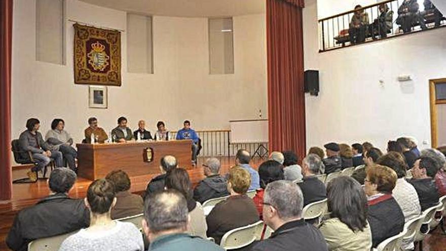 Reunión del Concello en 2016 para informar a los vecinos sobre los pagos a expropiados de Fadesa.