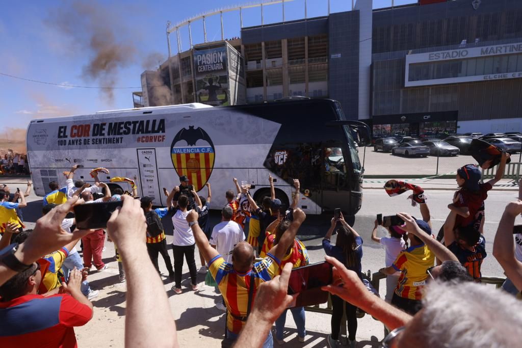 La afición del Valencia CF ante el Elche