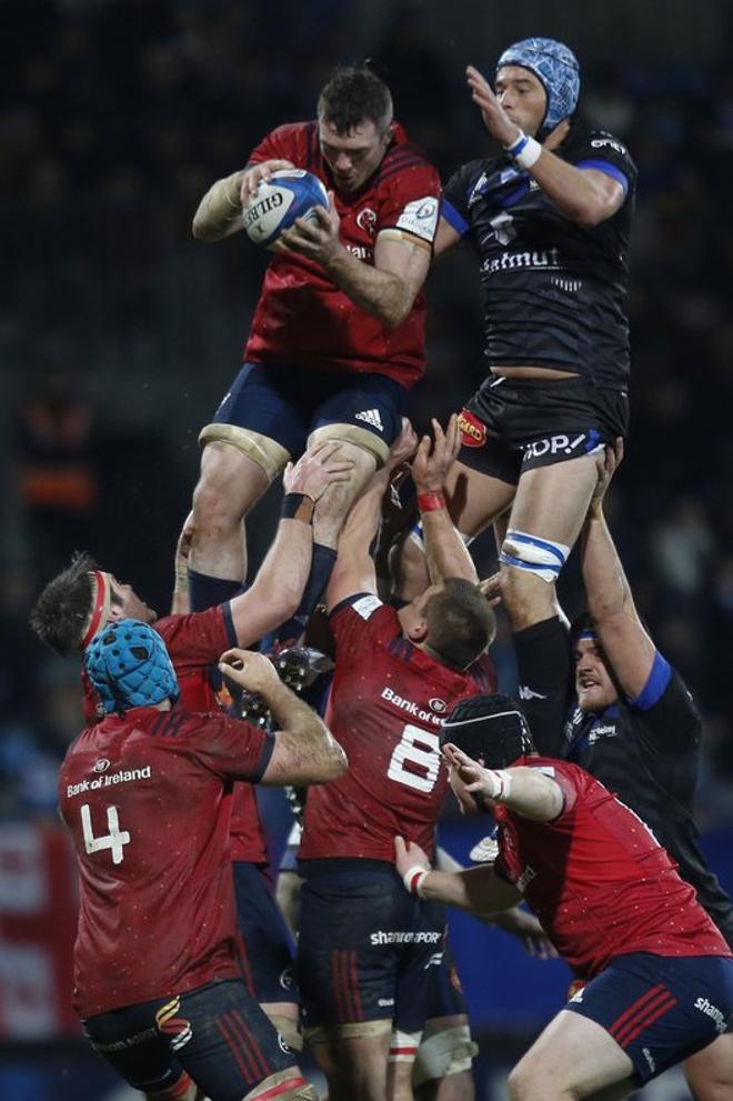 Peter OMahony del Munster consigue el balón durante la Copa de Europa de rugby entre Castres y Munster, en el estadio Pierre Fabre.