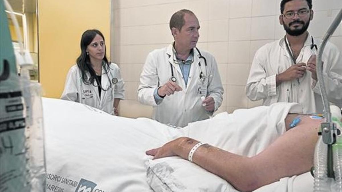 Unidad de cuidados intensivos. El doctor Juan Carlos Yébenes (centro), médico internista y miembro de la comisión asesora del Código Sepsis, en la uci del Hospital de Mataró.