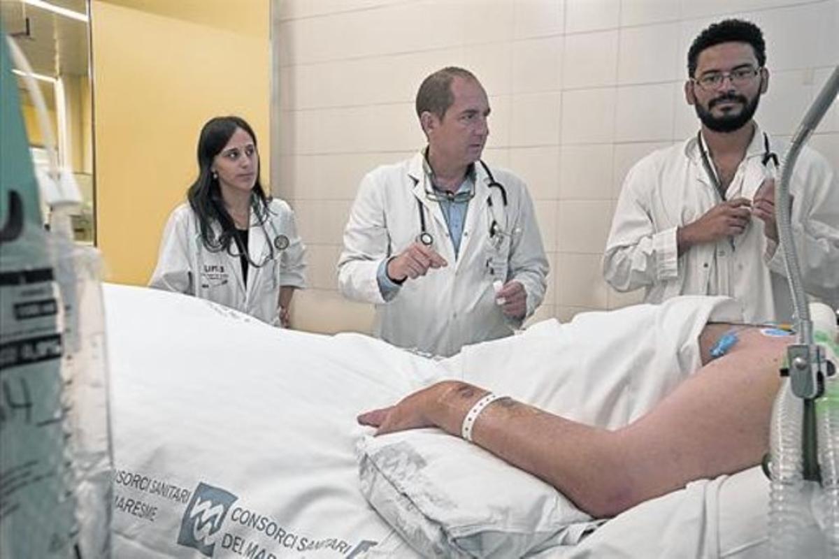 Unitat de cures intensives. El doctor Juan Carlos Yébenes (centre), metge internista i membre de la comissió assessora del Codi Sèpsia, a l’uci de l’Hospital de Mataró.