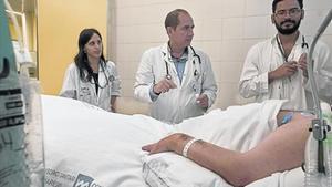 Unitat de cures intensives. El doctor Juan Carlos Yébenes (centre), metge internista i membre de la comissió assessora del Codi Sèpsia, a l’uci de l’Hospital de Mataró.