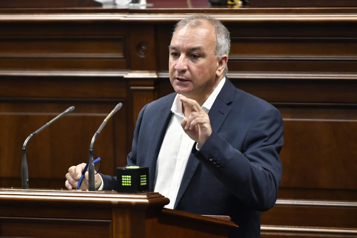Luis Campos, portavoz de Nueva Canarias, este martes en su intervención en el Parlamento.