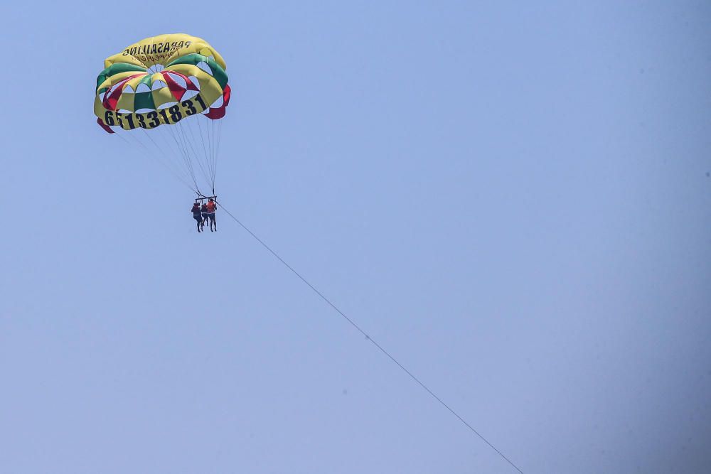 Las 22 empresas homologadas en actividades náuticas y deportivas en Torrevieja mostraron su potencial en la playa de Los Locos