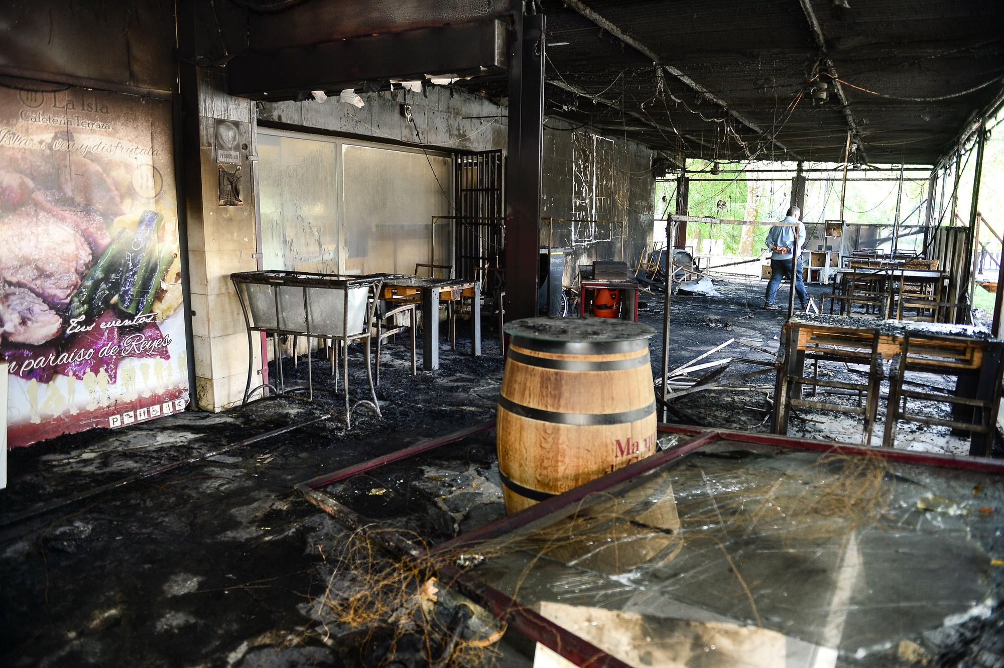 Roban y prenden fuego a la terraza del restaurante La Isla de Plasencia