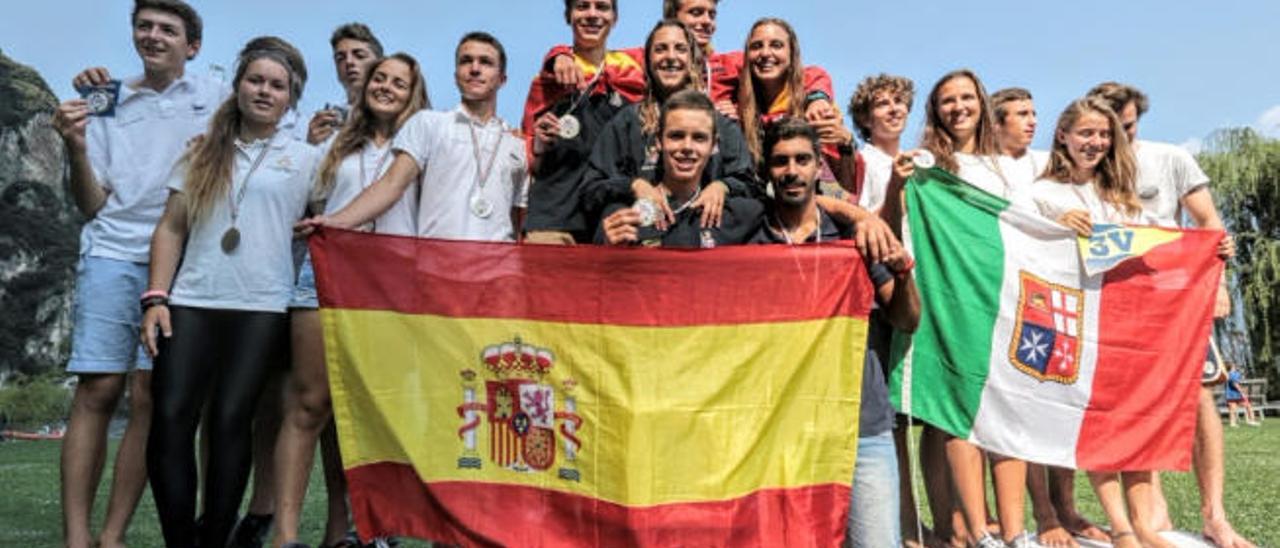 Los regatistas del RC Náutico de Gran Canaria, en el centro de la imagen, festejan su triunfo en lo más alto del podio.