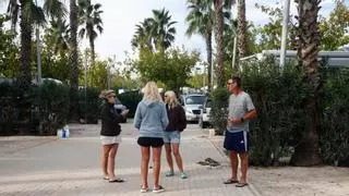 Turistas atrapados una semana después de la dana Adam en uno de los cámpines de Oliva: "El agua subía rápidamente y solo podíamos salir por aire"