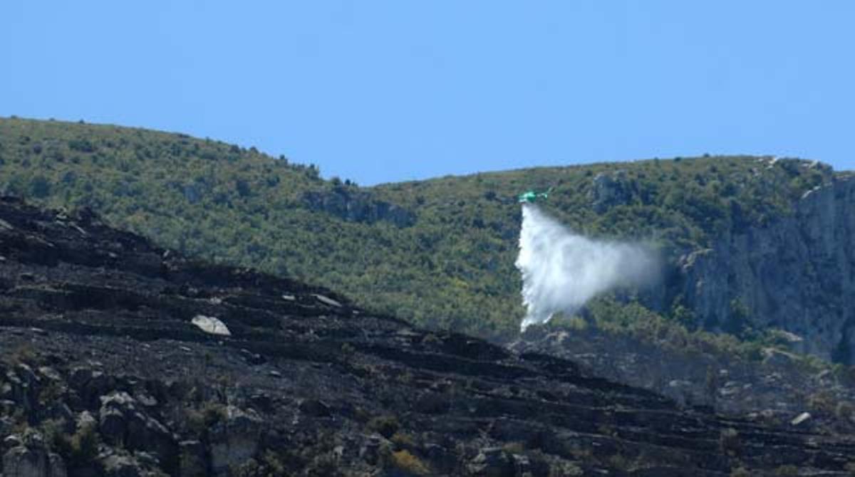 Els bombers continuen remullant la zona per evitar que les flames es revifin.