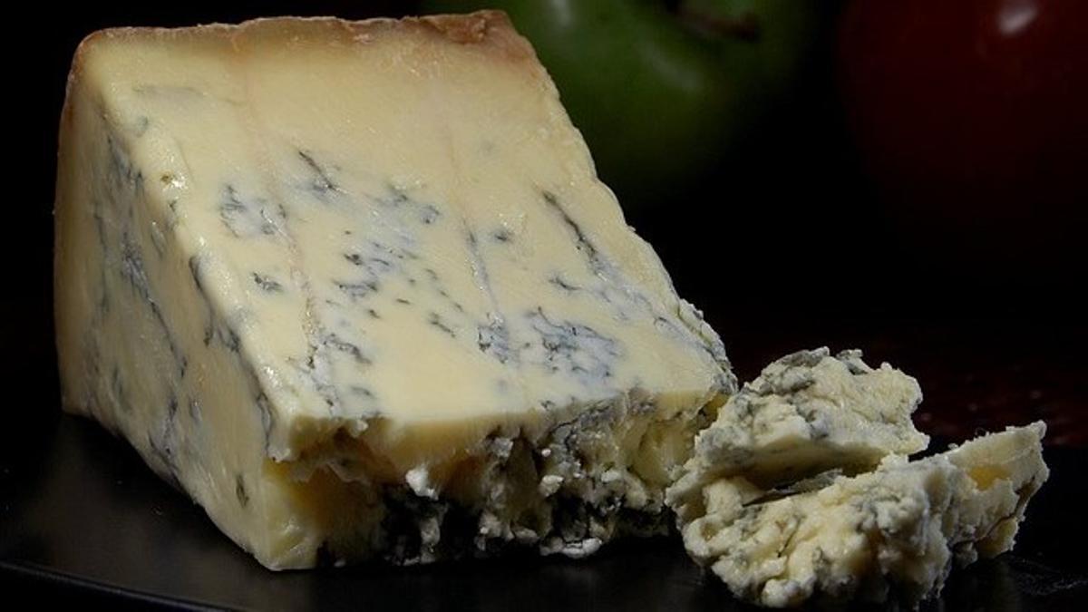 En algunos alimentos, como el queso azul, comer la parte con moho no supone un problema para la salud