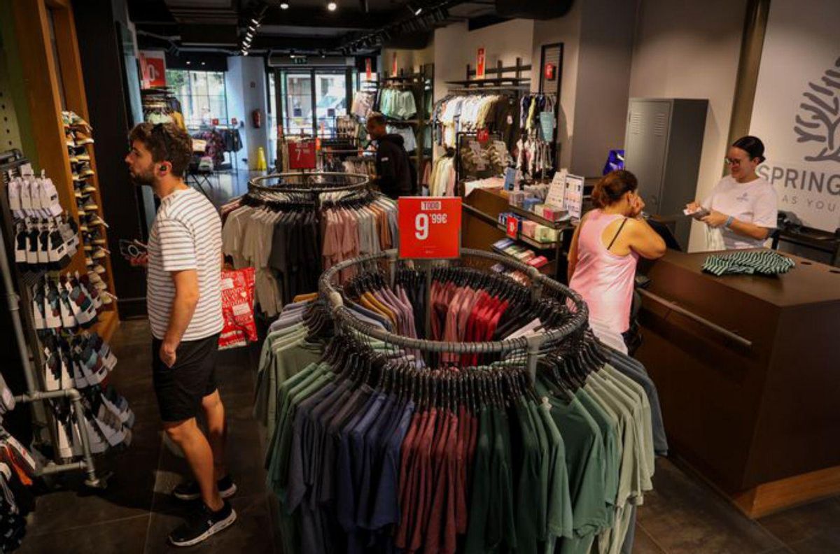 Varios compradores en Springfield. |  Iñaki Abella