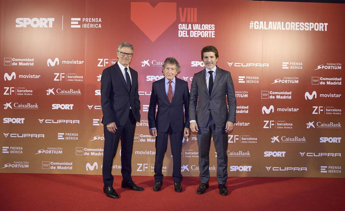 Carlos Soria. alpinista español, junto a Joan Vehils, director del Diario Sport y Sergi Guillot, director general de Prensa Ibérica, a su llegada a la VIII Gala Valores del Deporte 2025 del Diario Sport celebrada en la sede del Comité Olímpico Español.