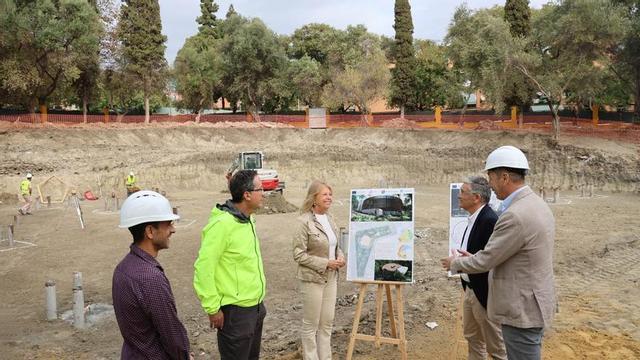 La alcaldesa de Marbella, Ángeles Muñoz, en una visita a las obras de la biblioteca de San Pedro