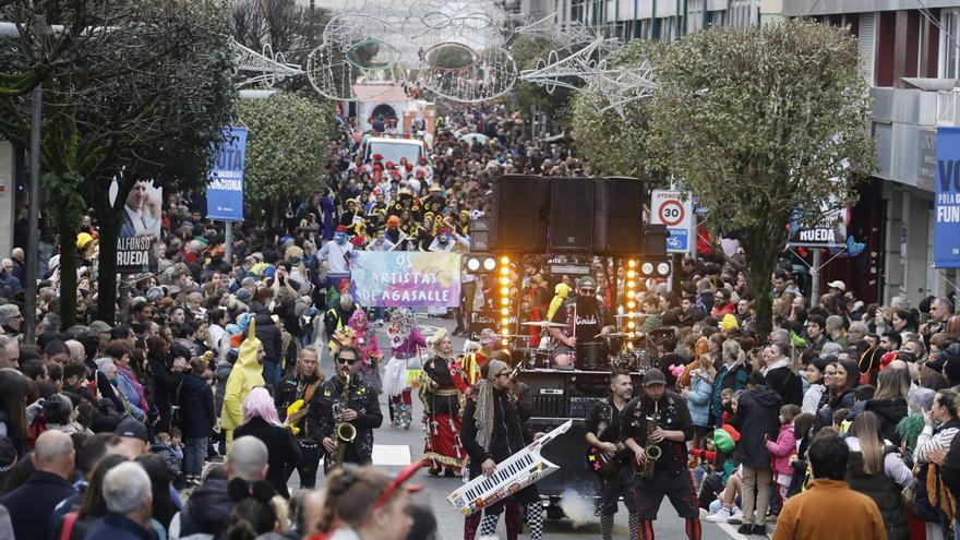 Santiago disfruta del tradicional desfile de martes de Entroido