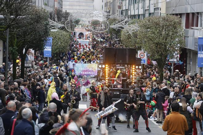 Santiago disfruta del tradicional desfile de martes de Entroido