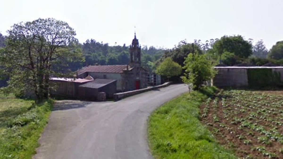 Parroquia de Castenda, en Tordoia, donde volcó el camión de transporte de leche