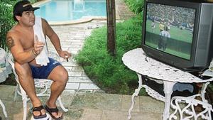Maradona sigue un partido desde la piscina del cámara de Reuters al que agredió en La Habana, en junio del 2000.