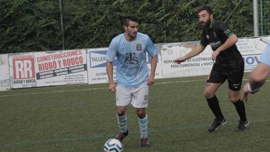 Un momento del partido de ayer entre Moaña y Barbadás. // S.Á.