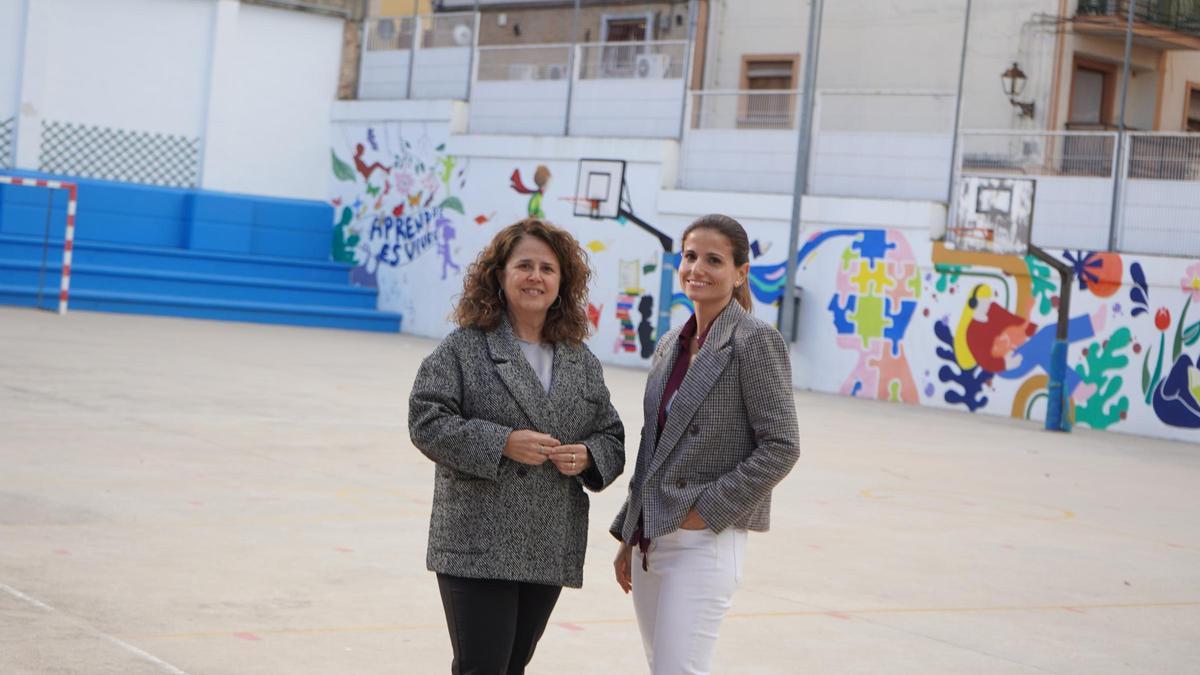 La regidora Amor Amorós y la directora del CEIP Martínez Bellver de Xàtiva en el patio del colegio.