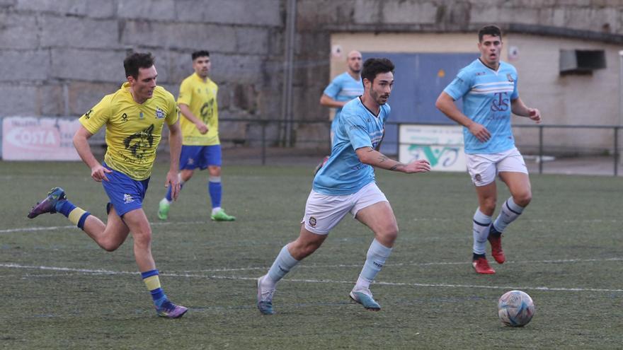 Una acción de un duelo anterior del Moaña ante el Cambados.