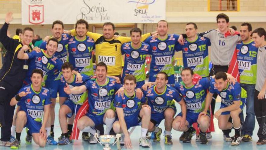El MMT Seguros posa con la copa de campeón del Grupo II de la fase de ascenso celebrada en Soria tras la entrega de trofeos.