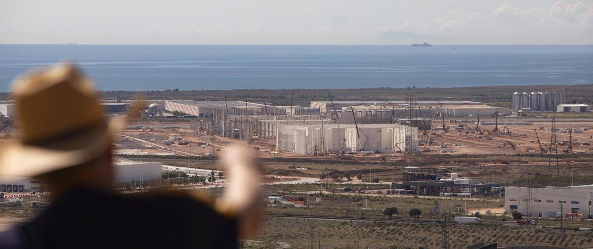 Vista desde el castillo de Sagunt de los avances de las obras de la gigafactoría.