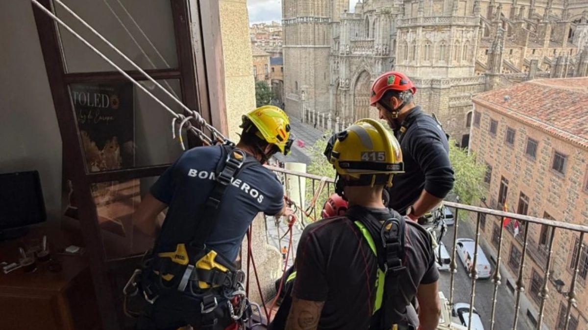 Miembros del Parque de Bomberos del Ayuntamiento de Toledo realizando una maniobra