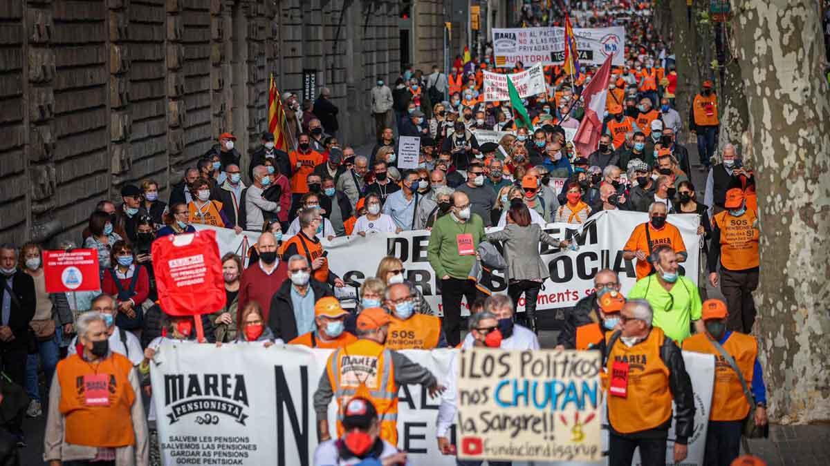 La manifestación en defensa de las pensiones, a su paso por La Rambla