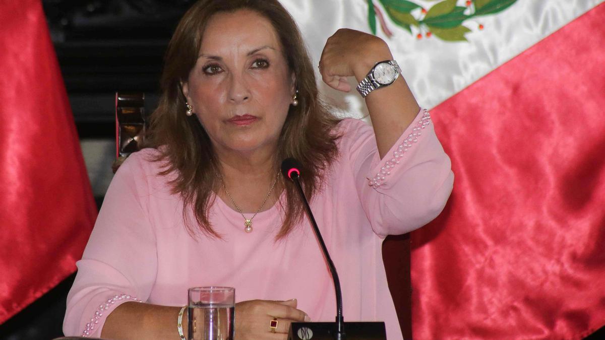 La presidenta de Perú, Dina Boluarte, muestra sus joyas en una rueda de prensa este viernes, en Lima (Perú).