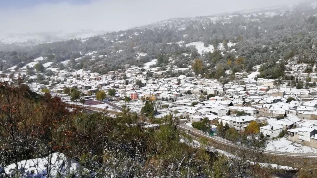 1.- Vista panorámica de Porto de Sanabria, con los tejados de las viviendas cubiertos por una fina capa de nieve. | José Blanco Corrales.
2.- Una corza en un monte de Porto. | Araceli Saavedra
3.- Ganado vacuno en Puente Porto. | Archivo
4.- Laguna grande de Cancelos. | J. S.