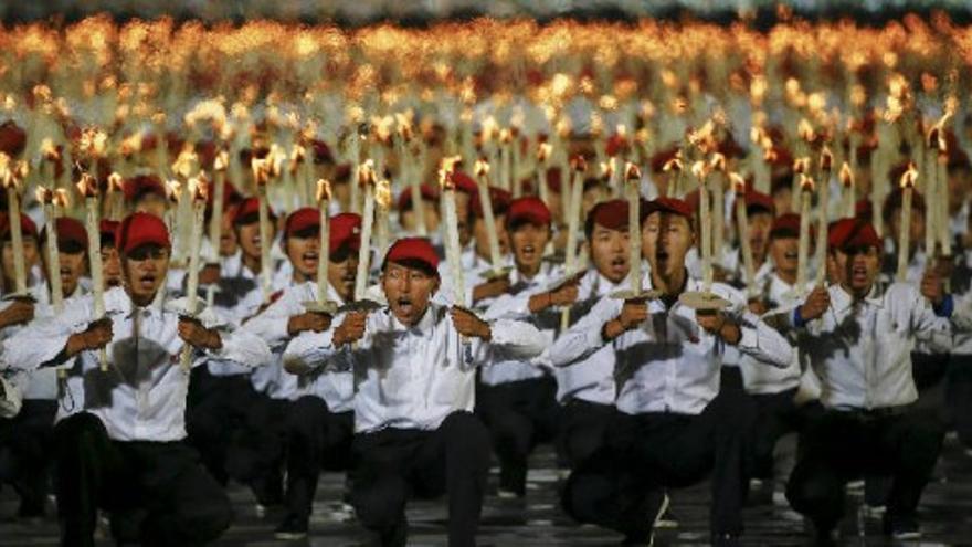 'Coreografía de antorchas' en honor a Kim Jong-un