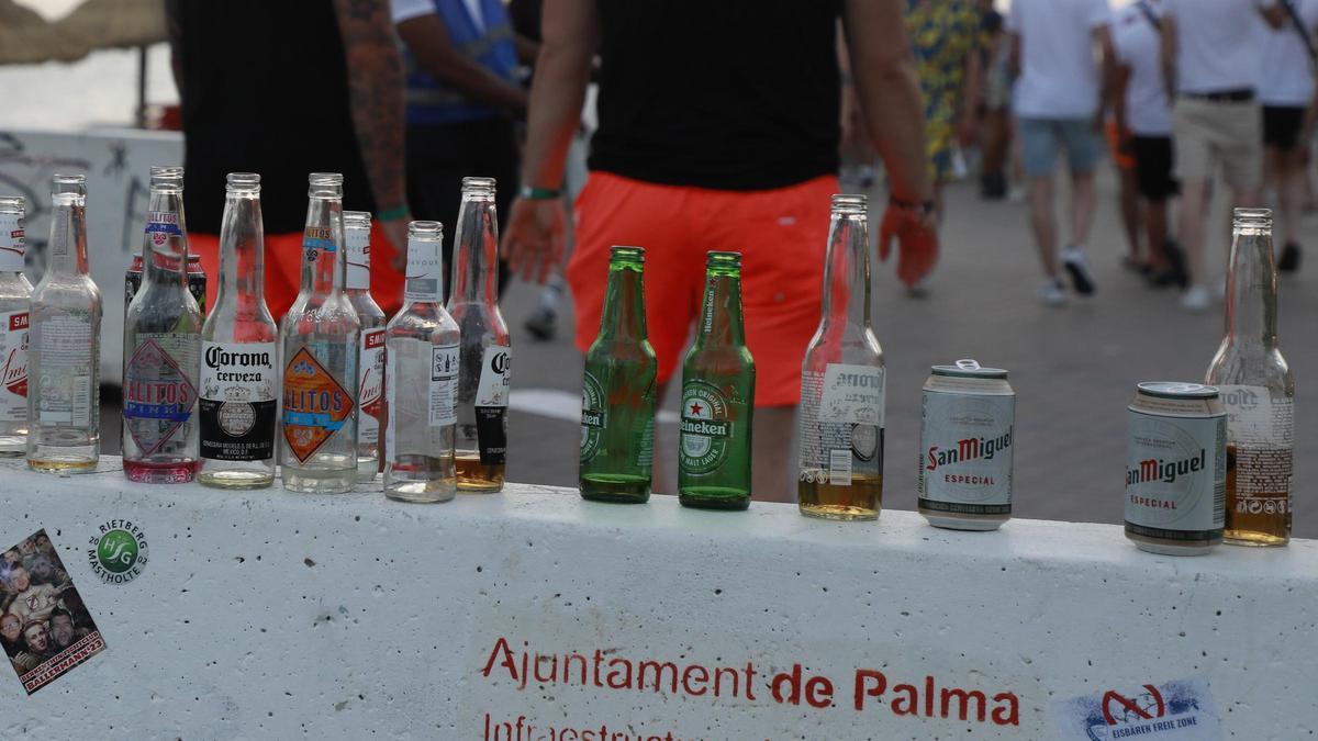 Wenn Touristen die B 78501974Menschen haben sich am Abend an der Promenade am Strand von Arenal versammelt. Auf einer Mauer stehen mehrere leere Flachen alkoholischer Getränke. Auf der Urlaubsinsel Mallorca gibt es immer wieder Klagen über Betrunkene, die grölend herumtorkeln, in Ecken pinkeln, sich übergeben oder ihre Notdurft öffentlich erledigen.