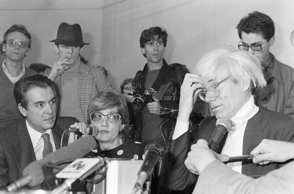 Andy Warhol durante una rueda de prensa en Madrid.