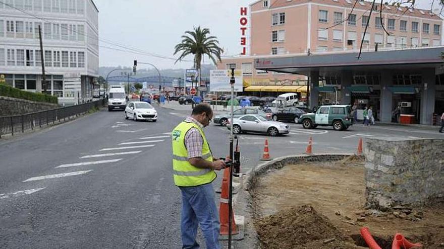 Un obrero trabaja en la construcción de la rotonda situada frente a la estación de servicio. / carlos pardellas