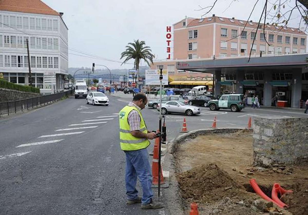 Un obrero trabaja en la construcción de la rotonda situada frente a la estación de servicio. / carlos pardellas