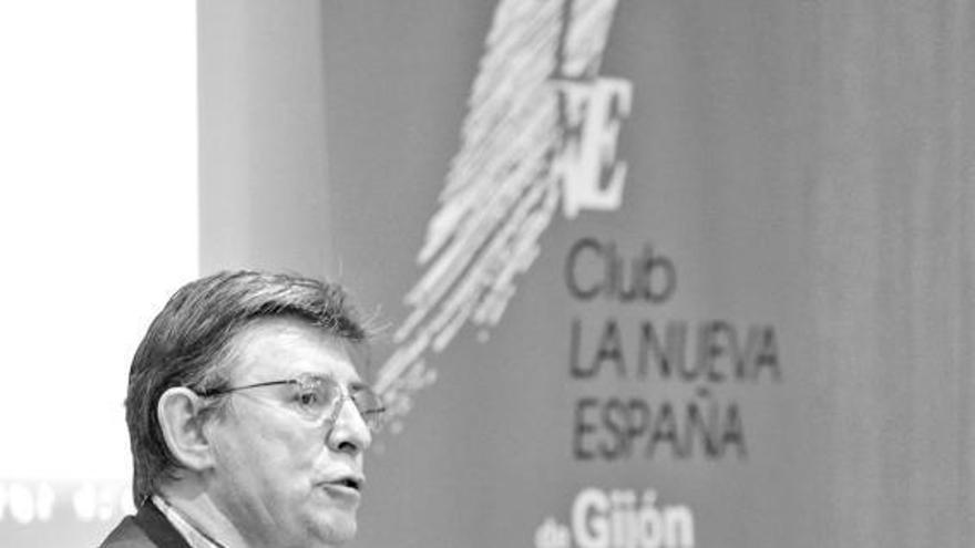 Víctor Sariego, durante su explicación en el Club LA NUEVA ESPAÑA de Gijón.