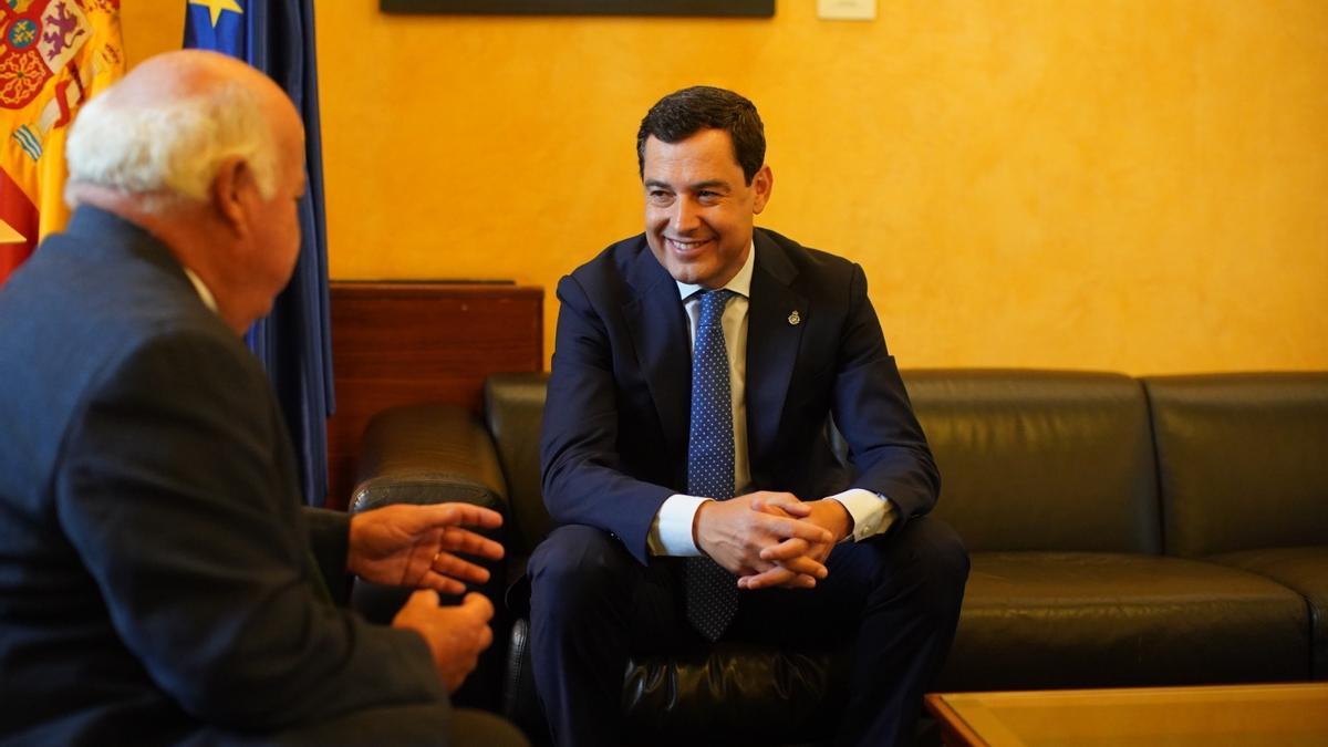 Juanma Moreno, durante el trámite en el que le expone su disposición a presentarse a la investidura al presidente del Parlamento, Jesús Aguirre.