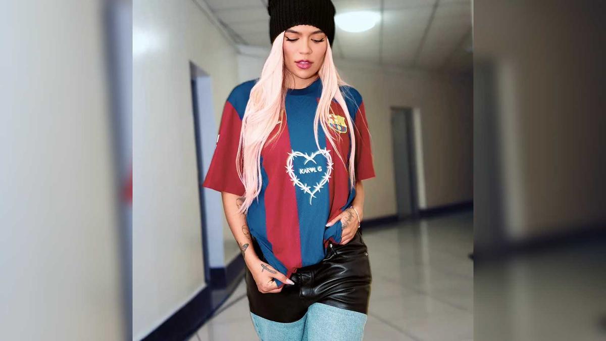 Karol G, amb la samarreta del FC Barcelona.