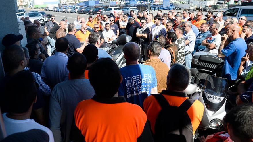 Estibadores del Puerto de La Luz durante una asamblea.