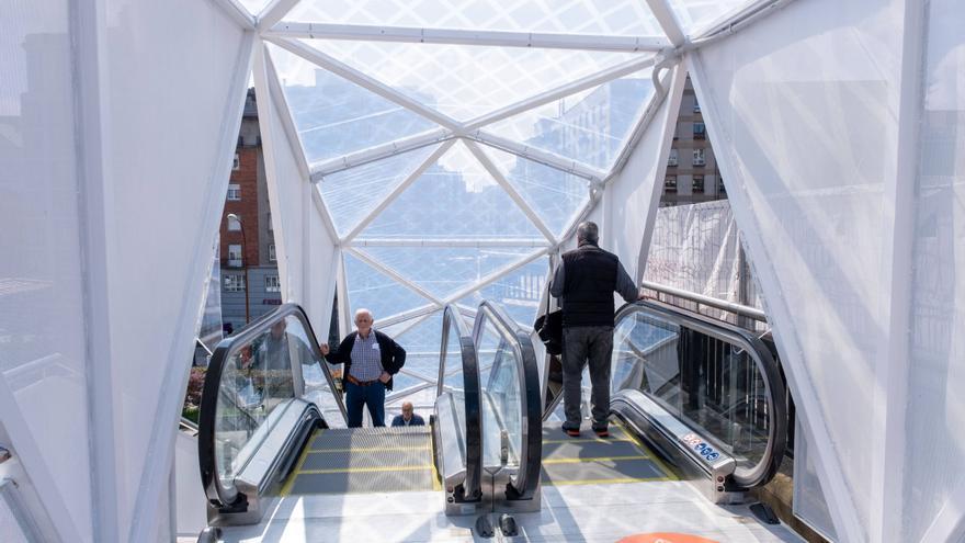 Así son las nuevas escaleras mecánicas que conectan Uría con la Losa de Oviedo