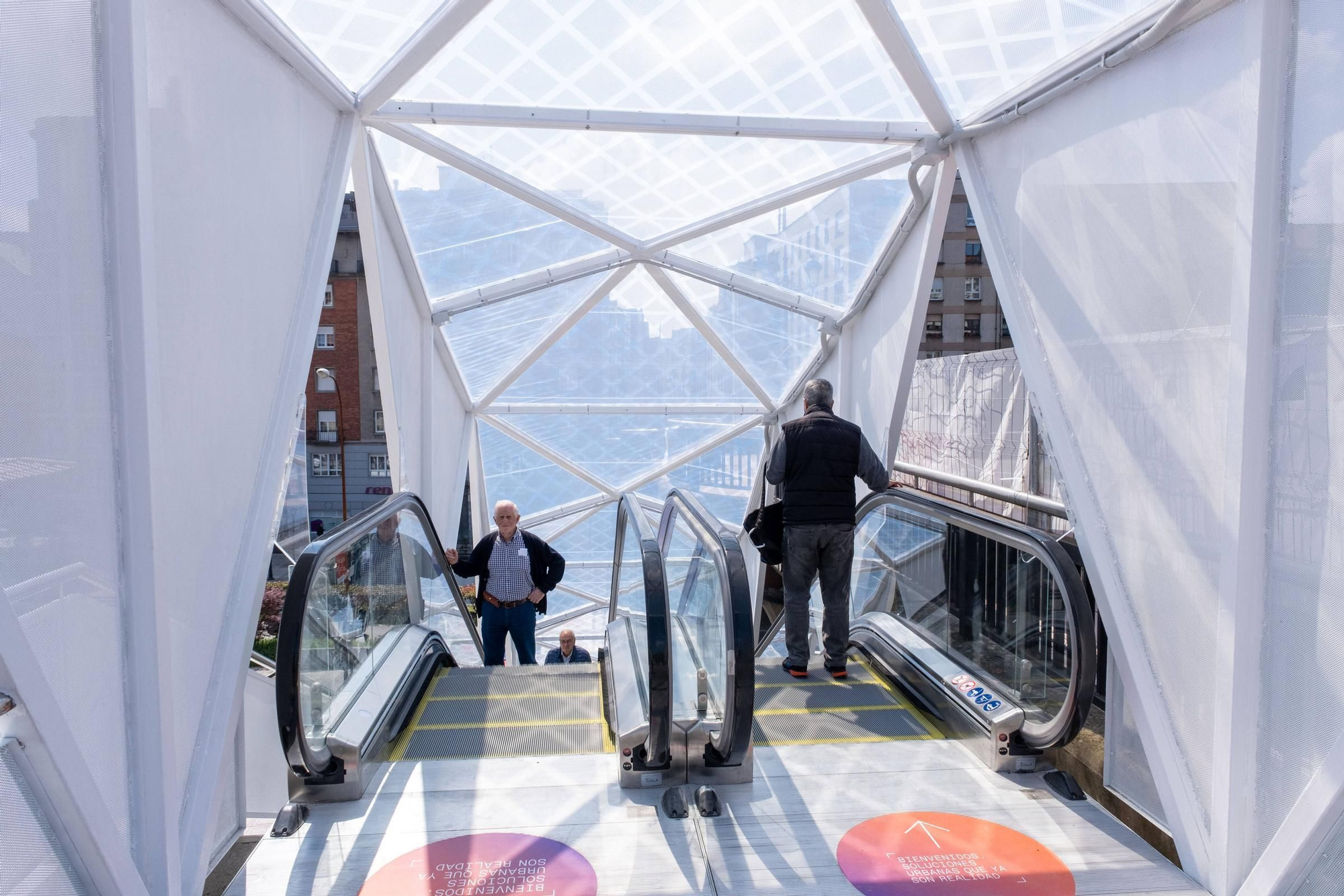 Las nuevas escaleras mecánicas que conectan Uría con la Losa de Oviedo empiezan a funcionar