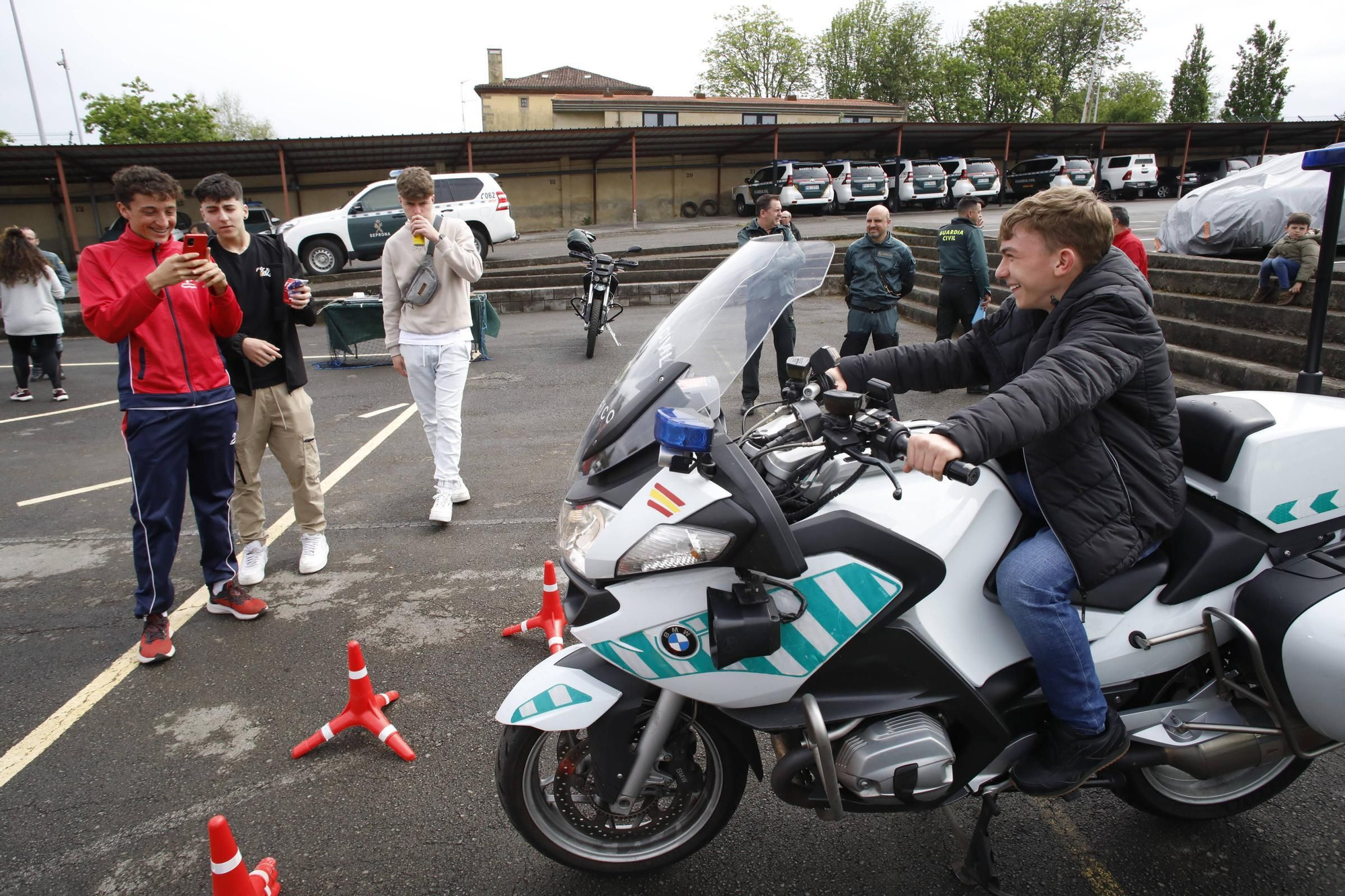 En imágenes: Los alumnos del Corazón de María de Gijón conocen cómo funciona cada unidad de la Guardia Civil