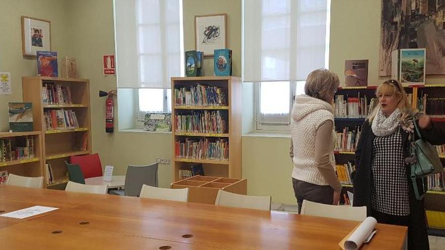 La edil Pilar Gómez junto a la funcionaria responsable de la bibliioteca Carmen Jalón de Torrevieja